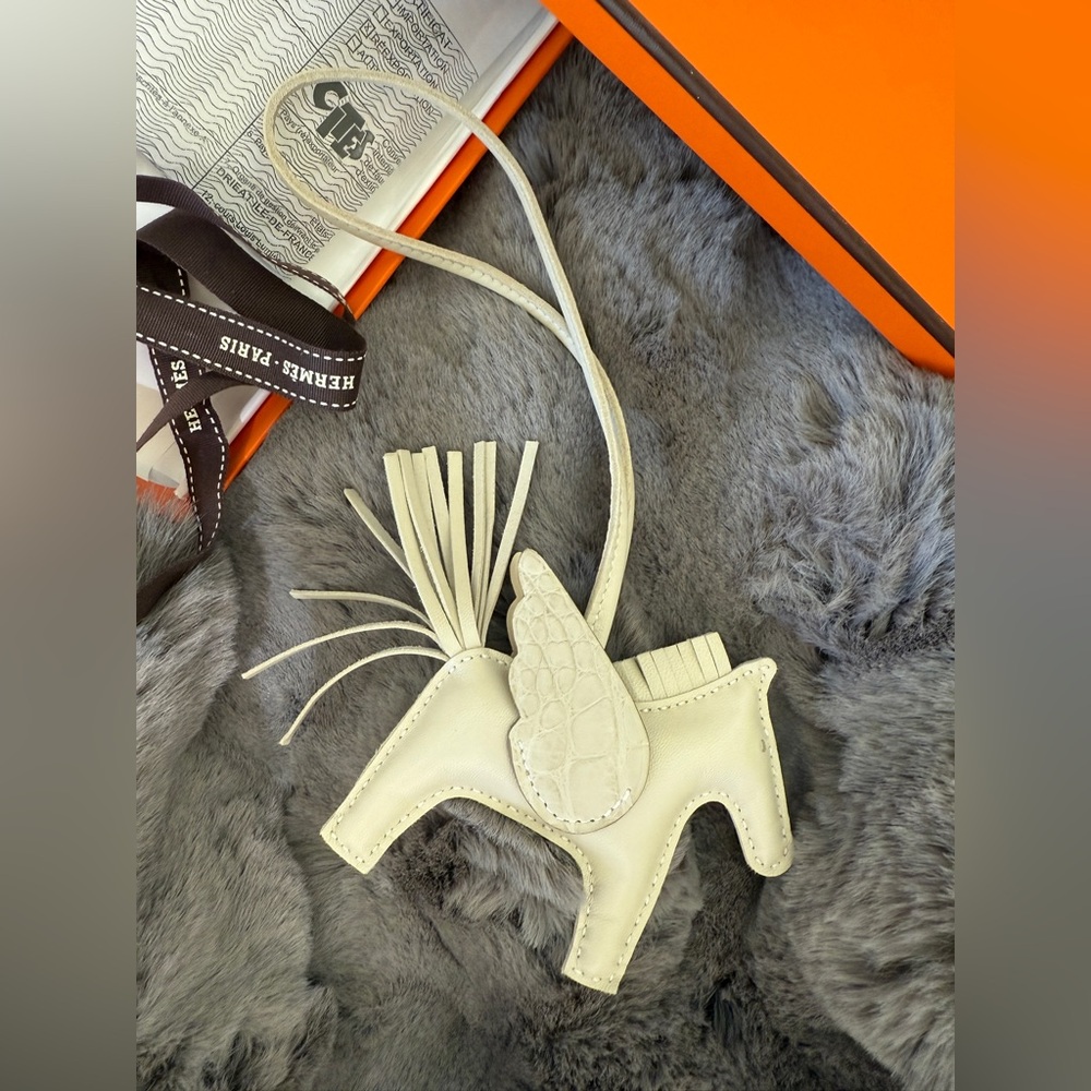 HERMES Craie/Nata/Beton Milo Lambskin Matte Alligator Rodeo Pegase Charm PM